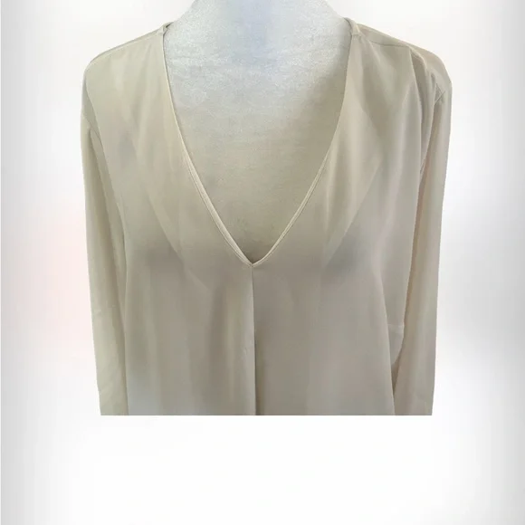 Vince Camuto Ivory 1X Plus Size Flowy Blouse - Picture 2 of 5